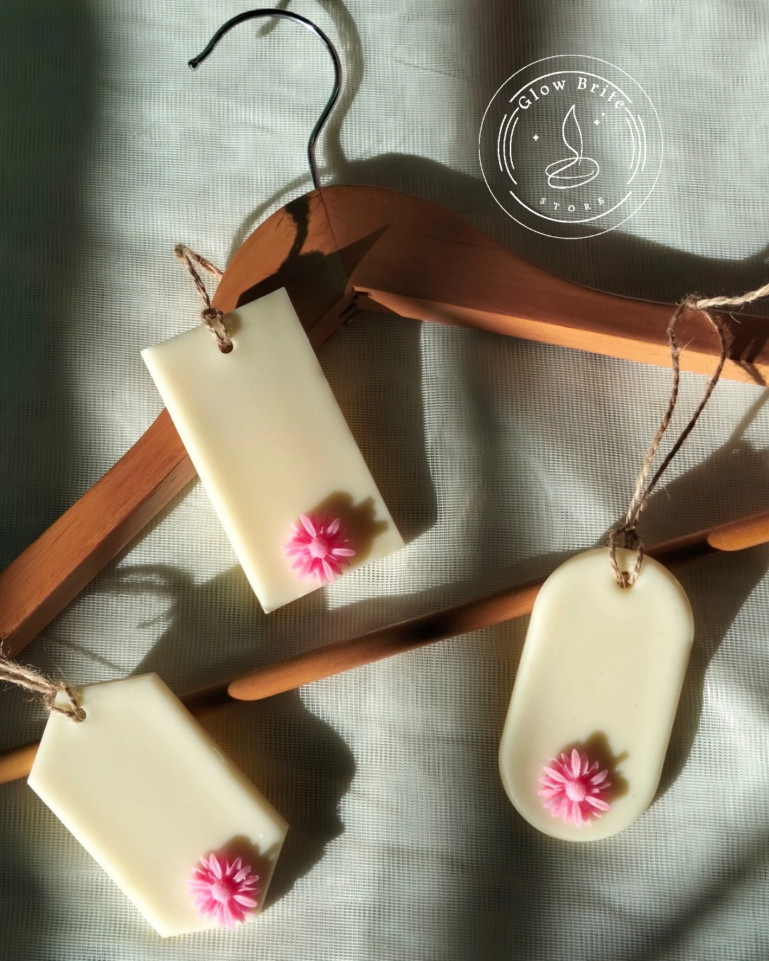 Suspension parfumée ovale rose poudrée